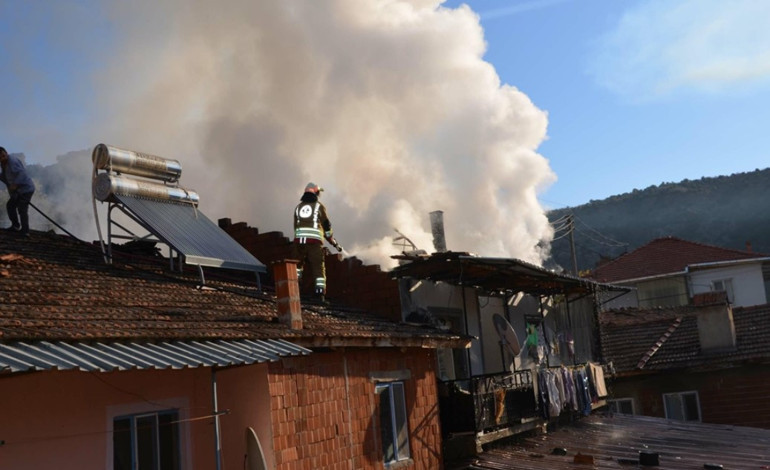 Demirci Güveli Mahallesi'nde çatıda yükselen alevler sırasında çekilen fotoğraf