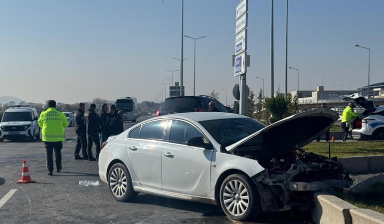 Kayseri'de iki otomobilin çarpıştığı kaza yerinden görüntü
