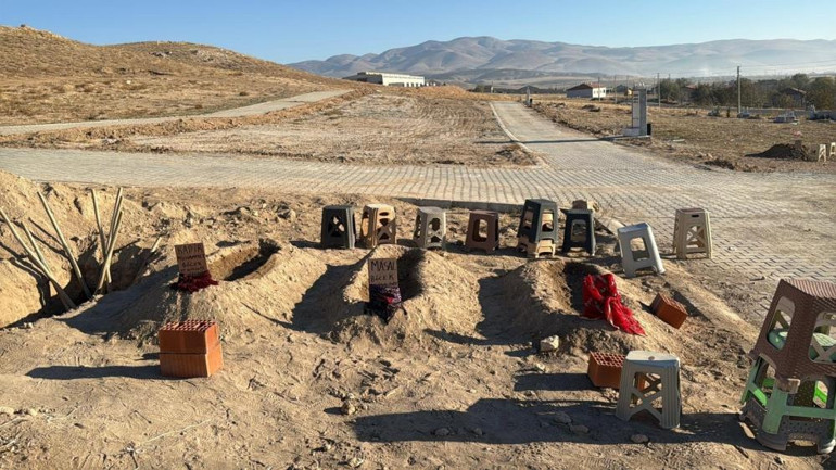 Böcek ailesi faciasında gözaltı sayısı 11e yükseldi Anne ve çocukları yan yana defnedildi