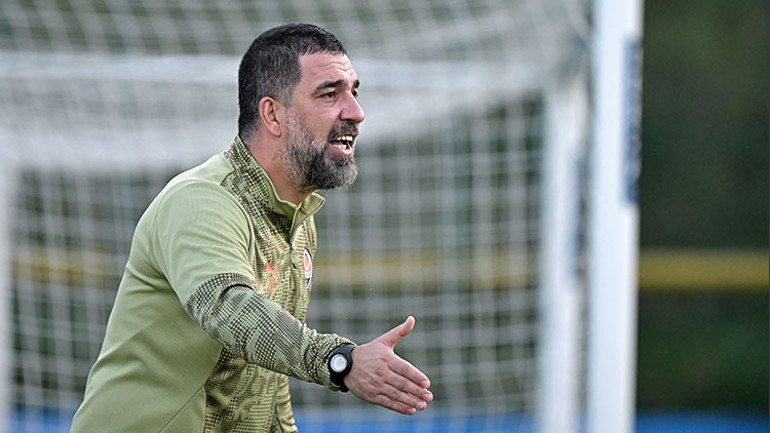 Soyunma odasını ziyaret eden taraftar çocuk