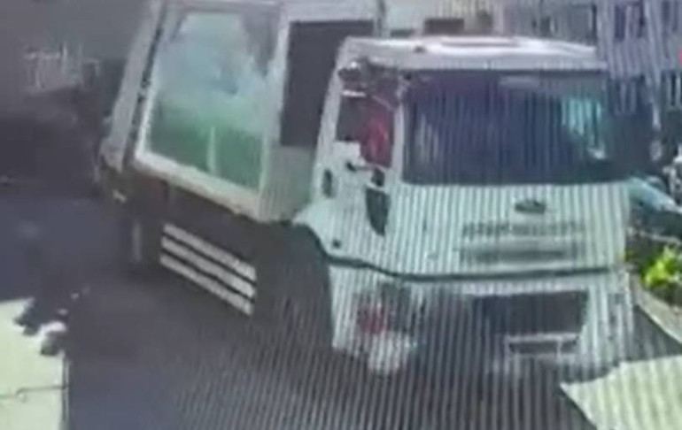 Çöp kamyonunun altında kalan yaşlı kadın
