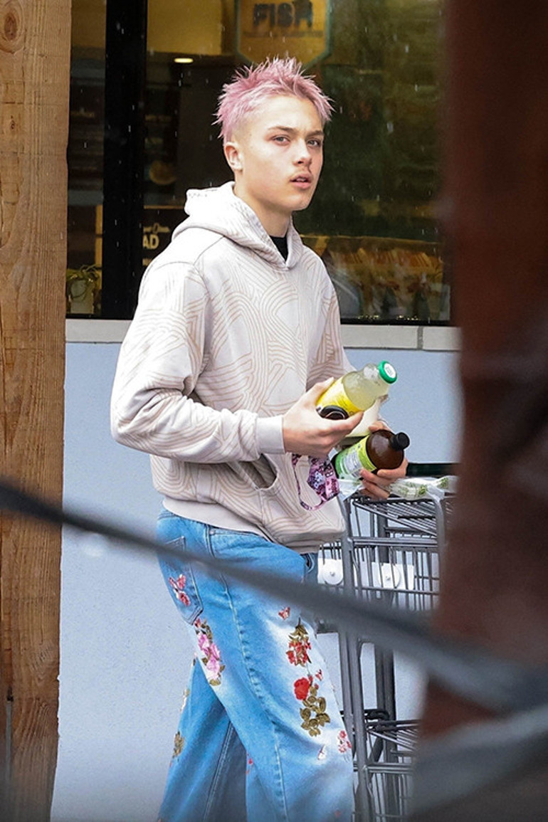 Bekâr bir anne olmak hiç kolay değil... Her biri ayrı âsi çıktı... Uslu çocuk saç rengini değiştirdi