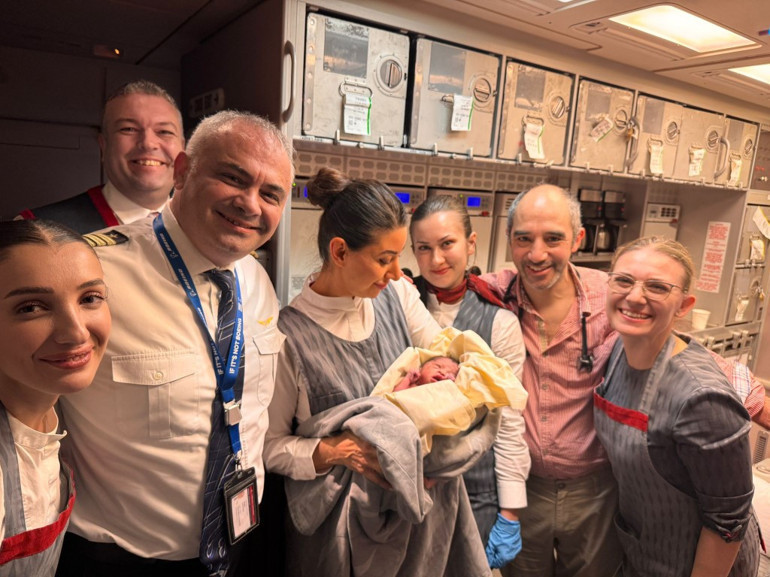 Uçakta sağlık ekipleri doğuma müdahale etti