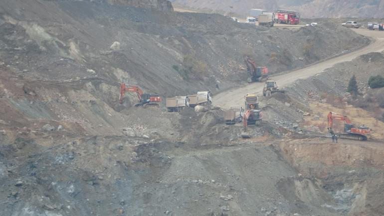 Kurtarma ekipleri sahada çalışıyor