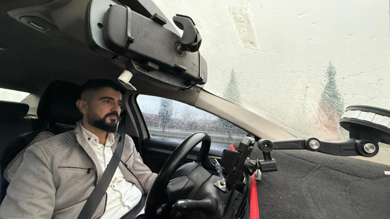 Takside unutulan poşet içindeki parayı bulan taksici