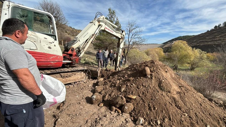 Mezarlık taşınması sırasında köy sakinlerinin duygusal anları