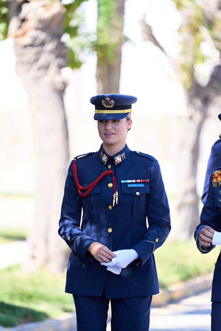 O ülkesi uğruna askerlik bile yapıyor... Sırf biraz para kazanmak için güzelim prensesi oyuncak ettiler