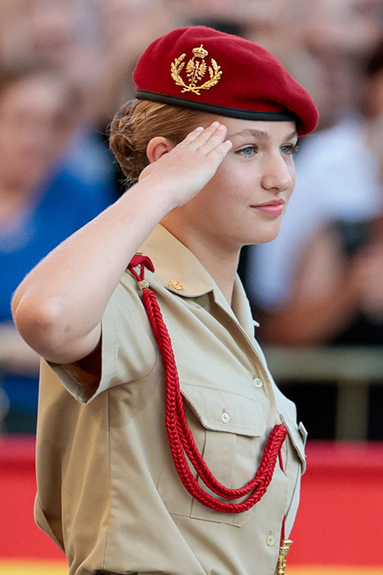 O ülkesi uğruna askerlik bile yapıyor... Sırf biraz para kazanmak için güzelim prensesi oyuncak ettiler