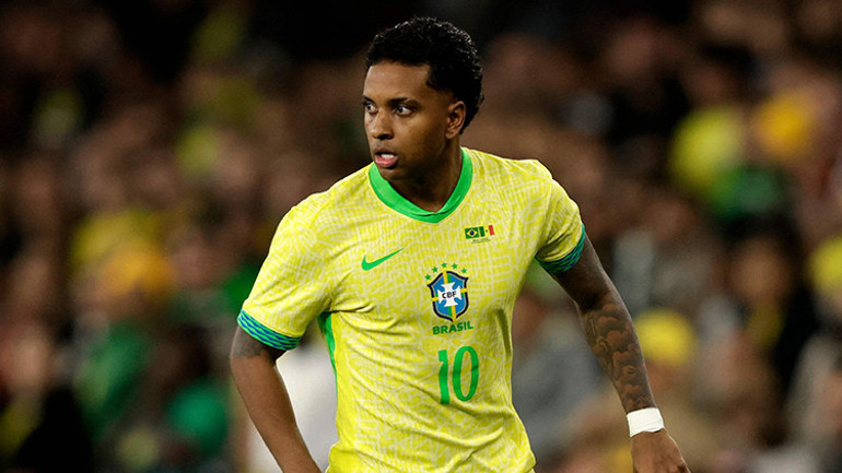 Rodrygo ve Jakobs maç sonrası formalarını değiştirirken