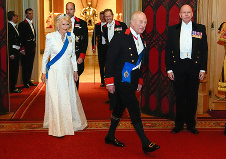 Bir soru sordu, yerden yere vuruldu: Demek bunca yılda hâlâ öğrenememiş.... Bu yaptığına görgüsüzlük denir