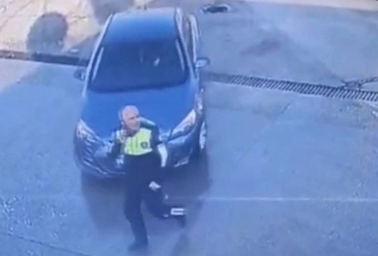 Akaryakıt istasyonunda yürüyen trafik polisine çarpan araç