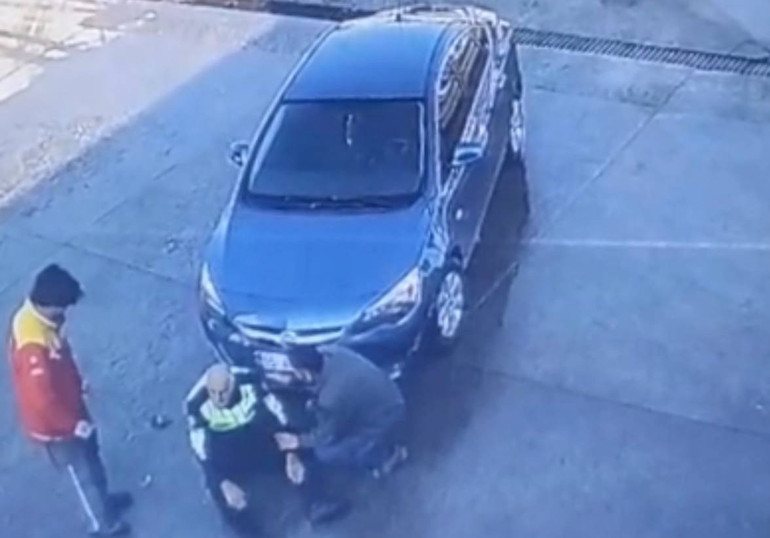 Çarpmanın ardından çevredekilerin müdahalesi