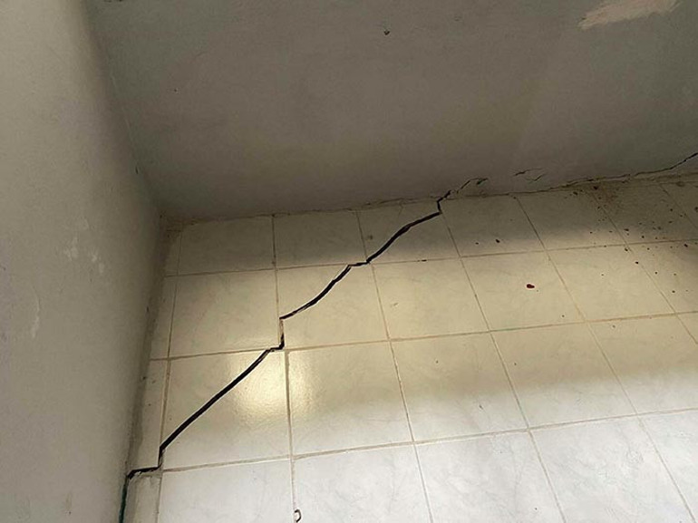 Atamer Mahallesi'nde ev duvarlarında çatlaklar