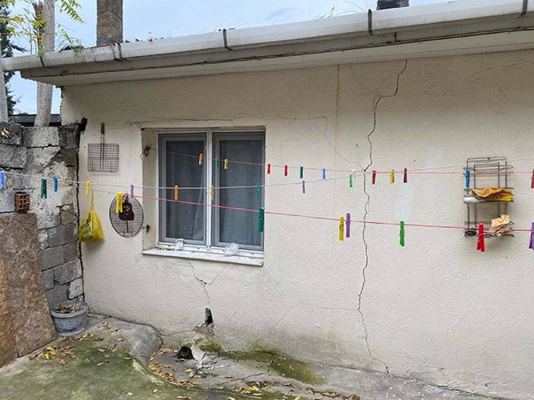 Mahalle sakinleri hasarlı binalar nedeniyle dışarıda toplandı