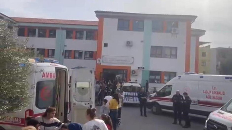 Okul koridorunda yangın tüpü kullanımı sonrası oluşan toz