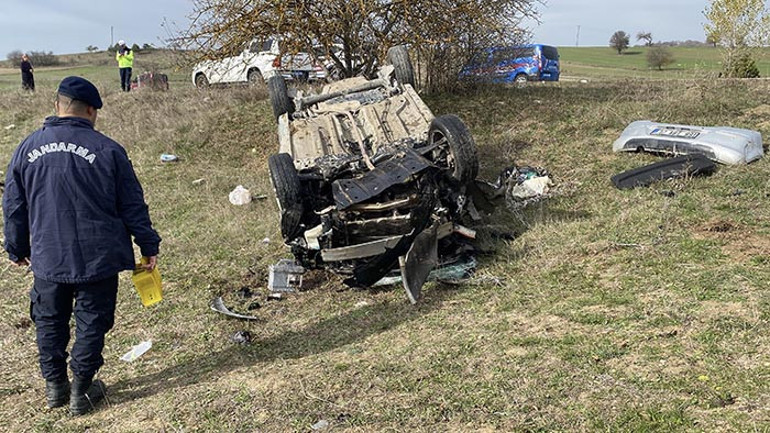 Kastamonu'da devrilen araç tarlaya düştü