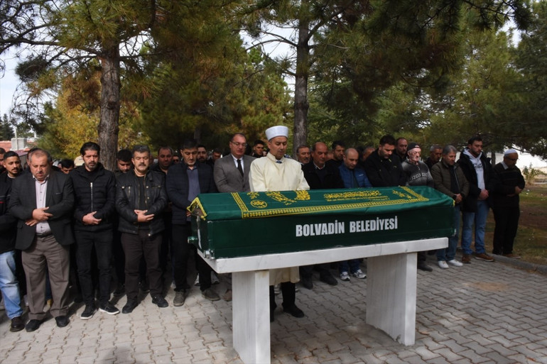 Cenaze töreni için camide toplanan yakınlar