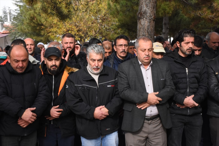 Mezarlıkta gerçekleştirilen defin töreni