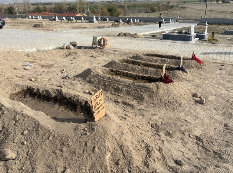  Baba Servet Böcek, memleketinde toprağa verildi... Acılı dededen yürek yakan sözler