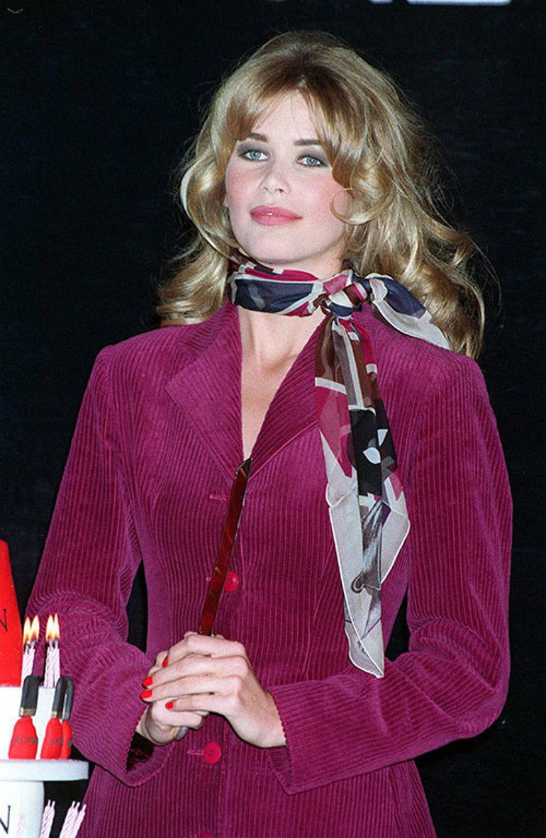 Keşke biraz annene benzeseydin... O giyinmeyi de poz vermeyi de iyi bilirdi