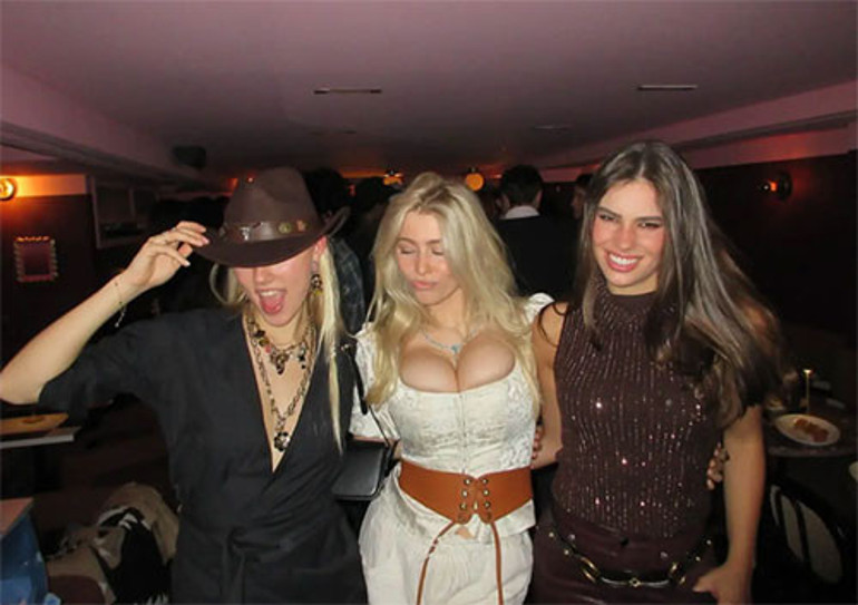 Keşke biraz annene benzeseydin... O giyinmeyi de poz vermeyi de iyi bilirdi