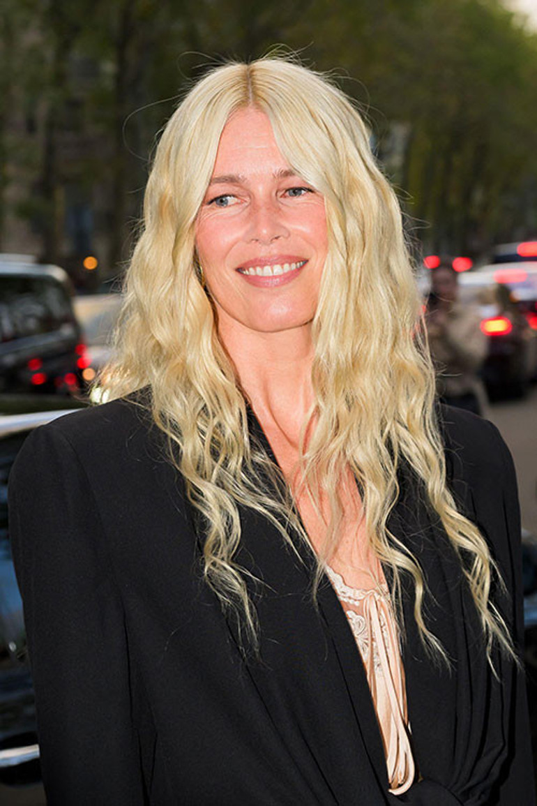 Keşke biraz annene benzeseydin... O giyinmeyi de poz vermeyi de iyi bilirdi