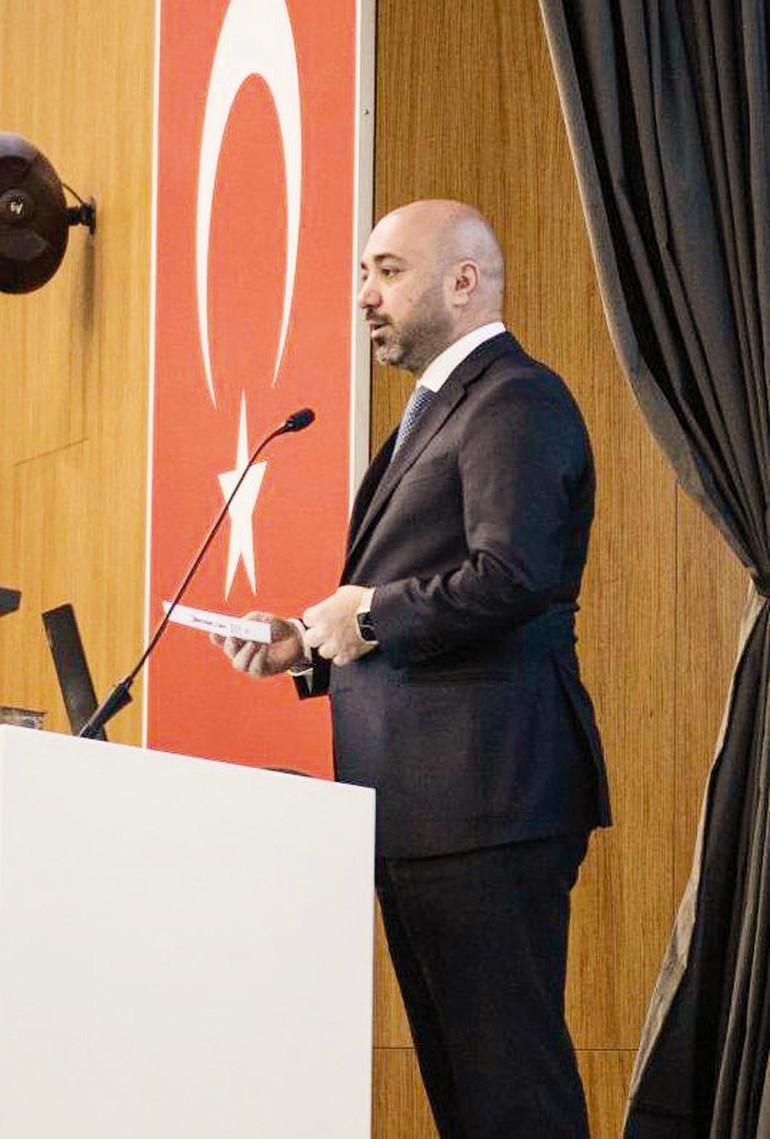 Bahçeli’yi övüyorum gürül gürül