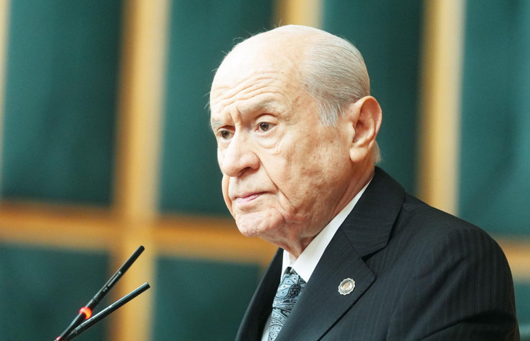 Bahçeli’yi övüyorum gürül gürül