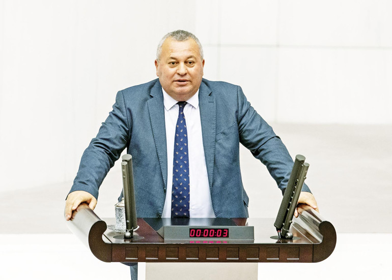 Bahçeli’yi övüyorum gürül gürül