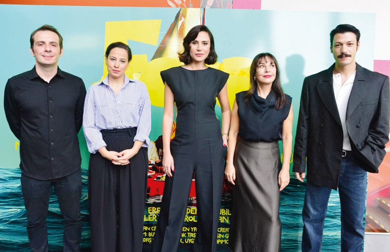 Havada aşk kokusu var... Galaya sevgili çıkarması