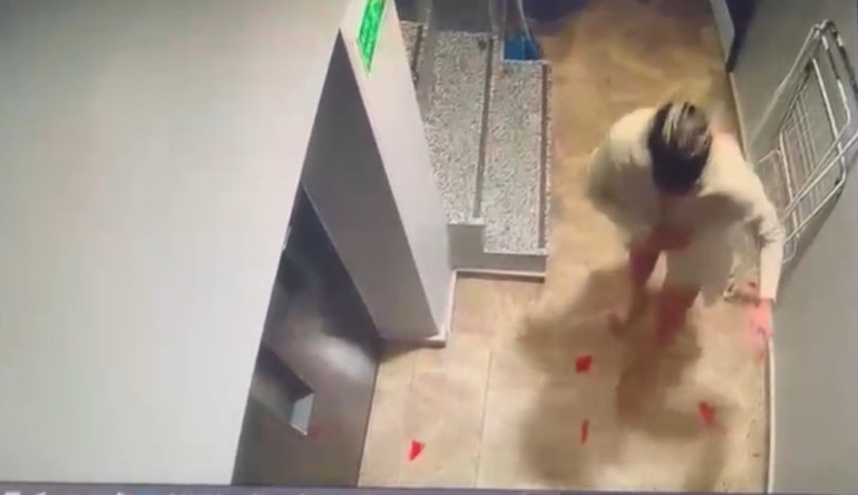  Karısını dövdü, oğlunun arkadaşını bıçakladı