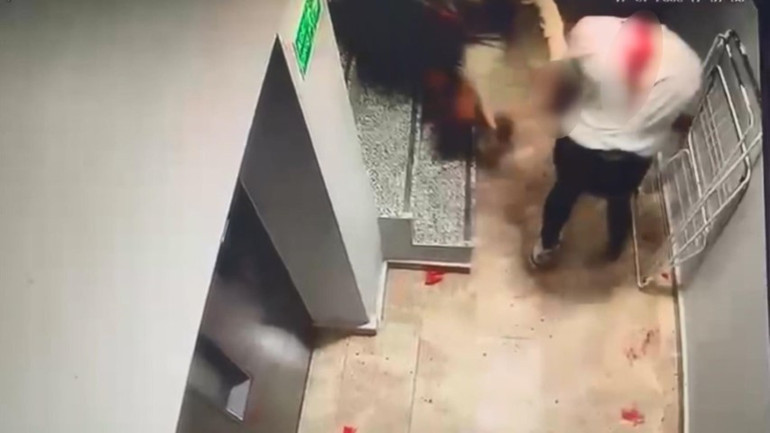  Karısını dövdü, oğlunun arkadaşını bıçakladı