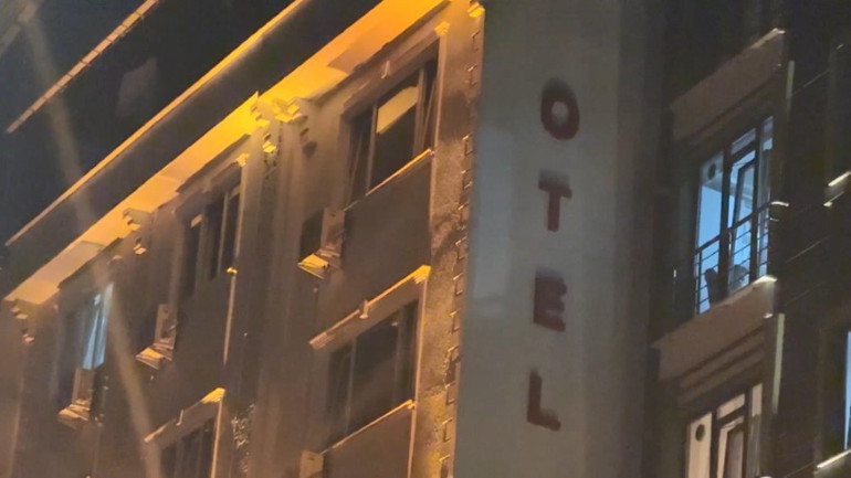  Karısını dövdü, oğlunun arkadaşını bıçakladı