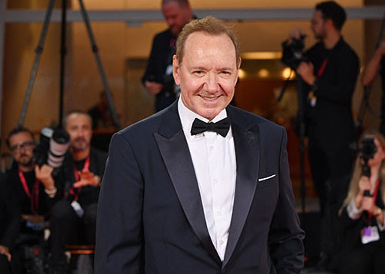 Cinsel taciz iddiaları kariyerini bitirmişti... Yıldız oyuncunun başını sokacak bir evi bile kalmadı... Otel odalarını mesken tuttu