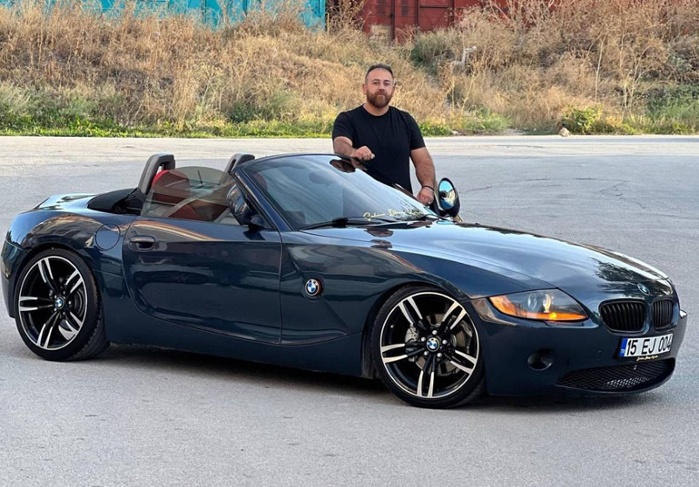 Hasar görmüş spor otomobil