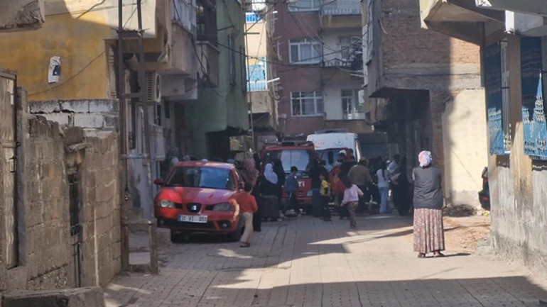 İtfaiye ekipleri yangına müdahale ediyor