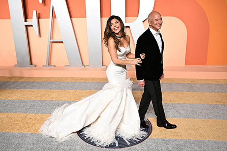 Ey çok para... Sen nelere kadirsin Dünyanın sayılı zenginlerinden... Yeni gelin karısı için kırmızı halıya milyonlar saydı