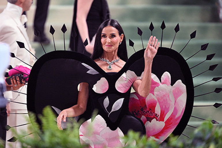 Ey çok para... Sen nelere kadirsin Dünyanın sayılı zenginlerinden... Yeni gelin karısı için kırmızı halıya milyonlar saydı