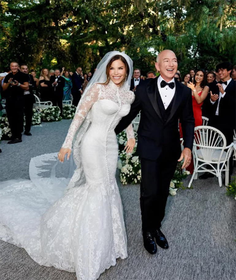 Ey çok para... Sen nelere kadirsin Dünyanın sayılı zenginlerinden... Yeni gelin karısı için kırmızı halıya milyonlar saydı