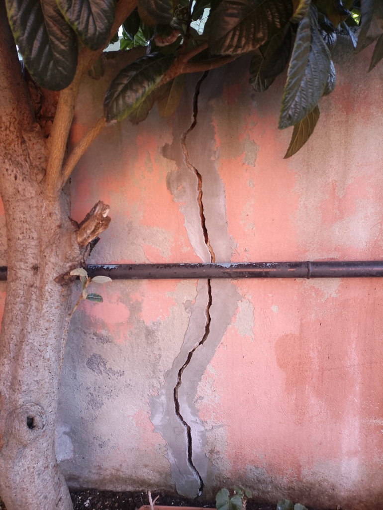 Çatlak oluşan binanın dış cephesinden görünüm