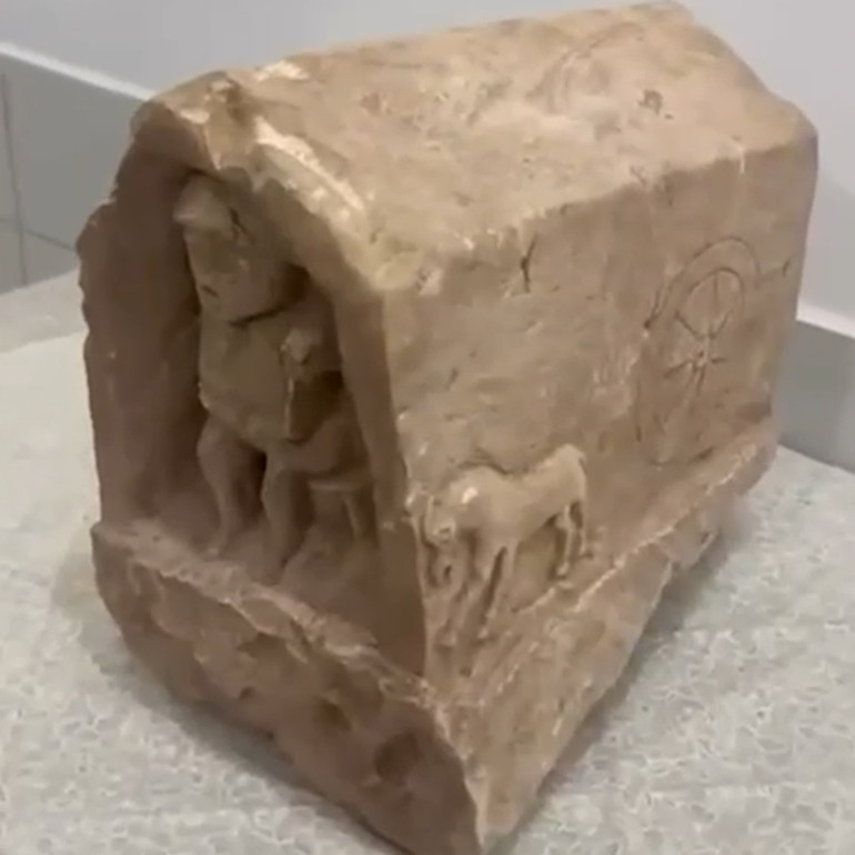 Roma dönemine ait mezar steli