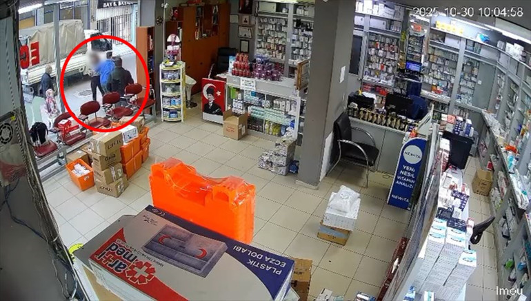 Bursada dehşet anları kamerada Eczane önüne çıkan kadın çalışana saldırıp kıyafetini çıkarmaya çalıştı... 10 suç kaydı çıktı