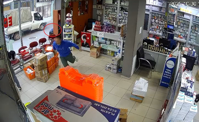 Bursada dehşet anları kamerada Eczane önüne çıkan kadın çalışana saldırıp kıyafetini çıkarmaya çalıştı... 10 suç kaydı çıktı