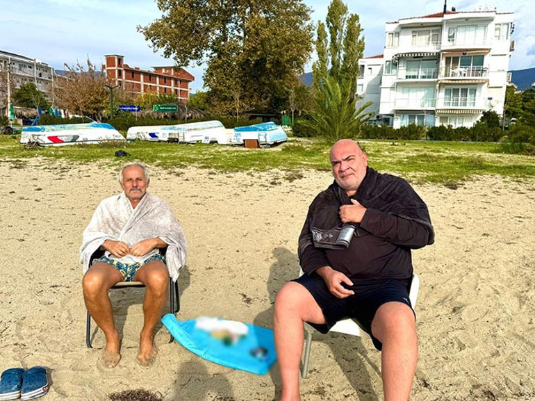 Çuğra Sahili'nde denize girenler