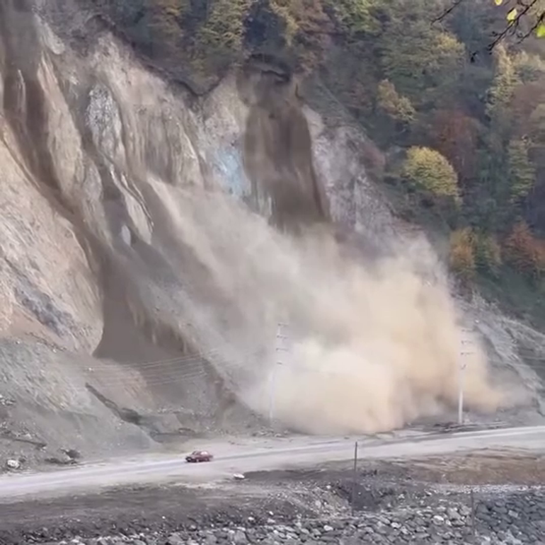 Düzce'de heyelan anı ve araç son anda kurtuldu