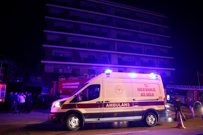 Oto galeride çıkan yangın söndürme çalışmaları