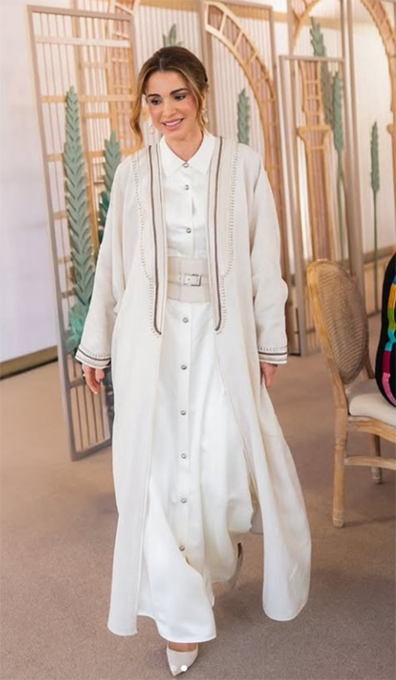 Nerede ne giyeceğini kimseden öğrenecek değil.... Yarım elma, gönül alma