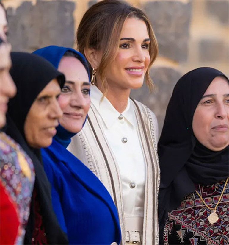 Nerede ne giyeceğini kimseden öğrenecek değil.... Yarım elma, gönül alma