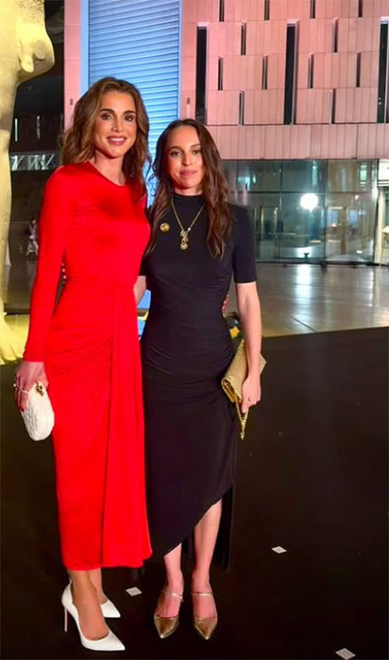 Nerede ne giyeceğini kimseden öğrenecek değil.... Yarım elma, gönül alma