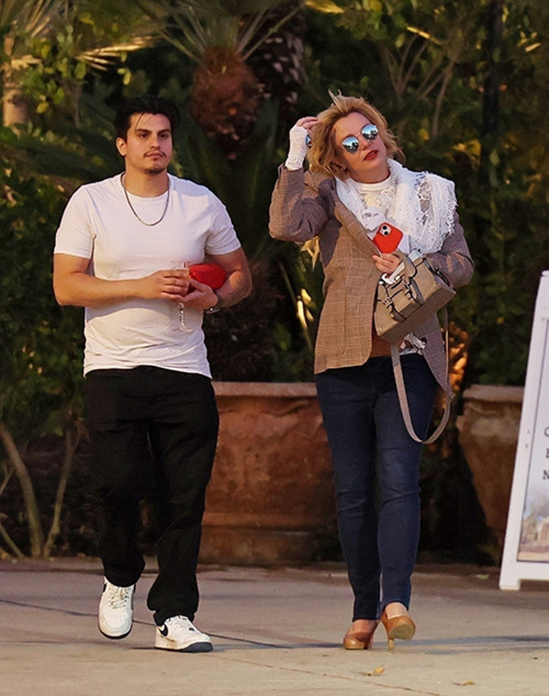 Ünlü şarkıcı kendini dantelli masa örtüsünün altına sakladı...Pençesine düştüğü kötü alışkanlıkları sokaklara taştı... Acı haber gelirse kimse şaşırmasın